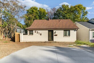 Building Photo - 2 or 3 Bedroom Renovated Mid-Town Charmer