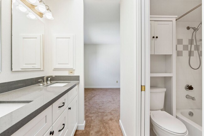 Building Photo - Beautiful Renovated Four Bedroom House for...