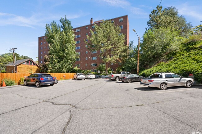 Building Photo - Great Condo in University Heights Now Avai...