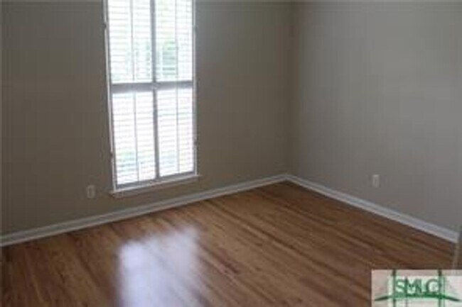 Building Photo - 3 bed 2 Bath Richmond Hill
