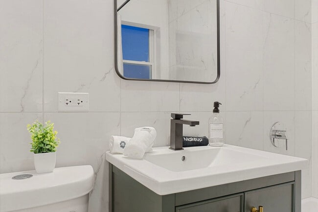 Building Photo - 618 W Patterson Ave