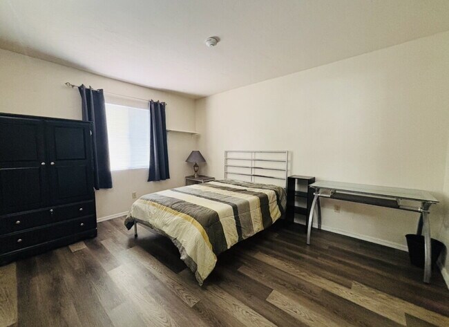 Building Photo - "Cozy 2-Bed 2 bath Condo with Full Furnish...