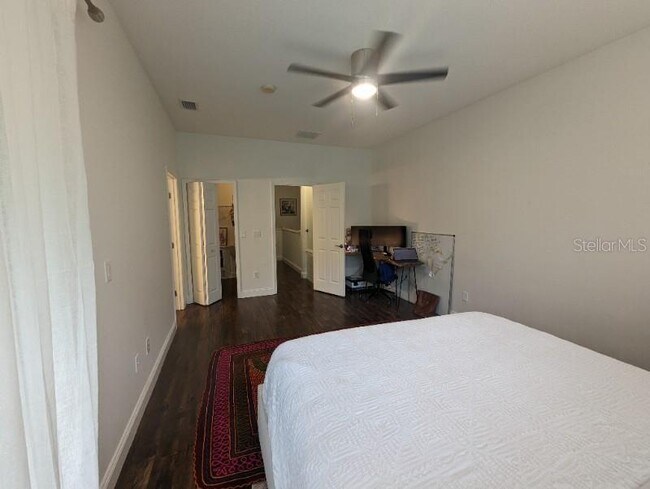 Building Photo - 2142 Park Crescent Dr