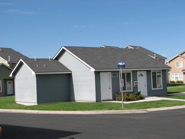 Building Photo - Pinehurst Townhomes