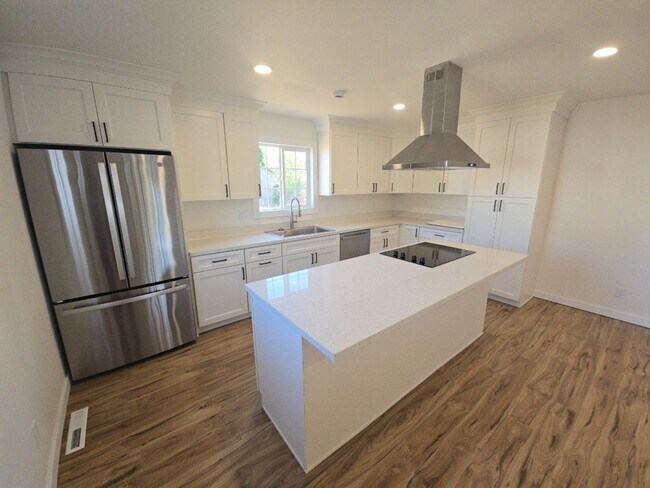 Building Photo - 3BD/2BA newly remodeled Kenwood Dr. Fortun...