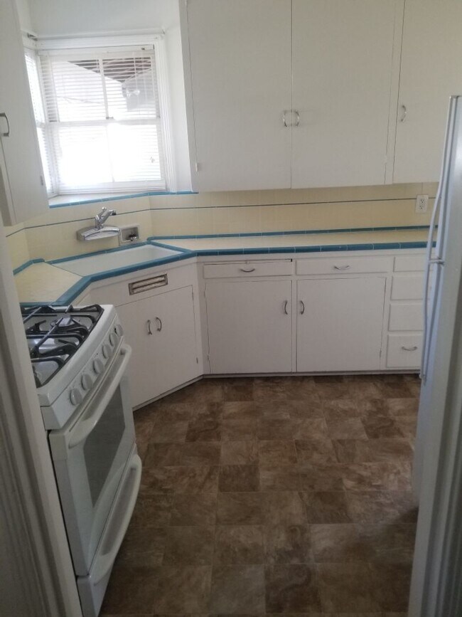 Building Photo - 2BD/1BA Bungalow in East Cypress, Santa Ma...