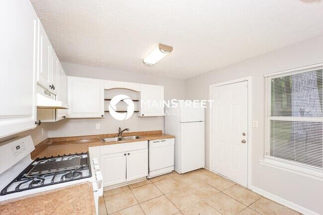 Building Photo - 3 Bedroom Pet-Friendly Home in Jonesboro, GA with Main Street Renewal