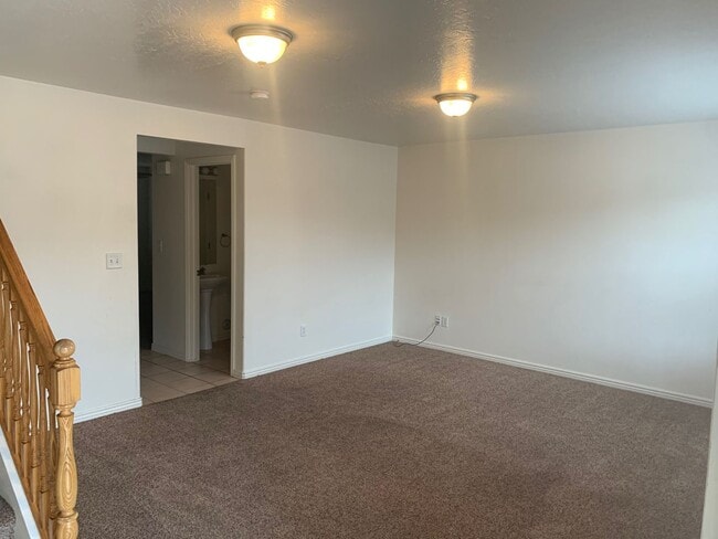 Building Photo - Hidden Valley Townhome