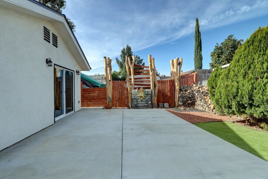 Building Photo - 7441 1/2 Beckford Avenue