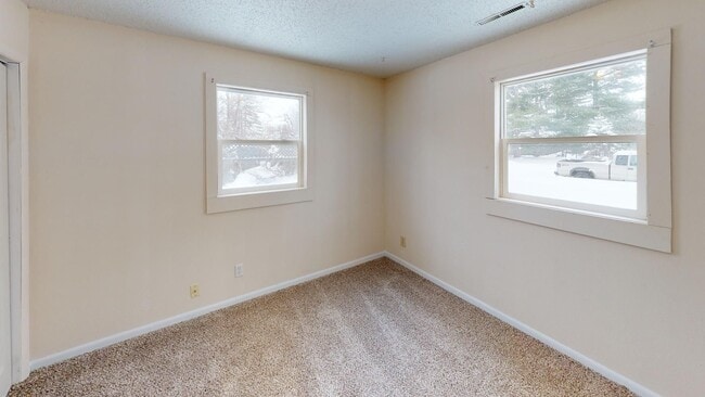 Building Photo - 3 Bedrooms with In-Unit Laundry - Available Now