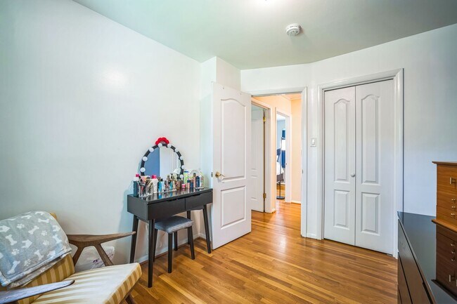 Building Photo - Charming 4 Bedroom Brick Home - Ideal Loca...