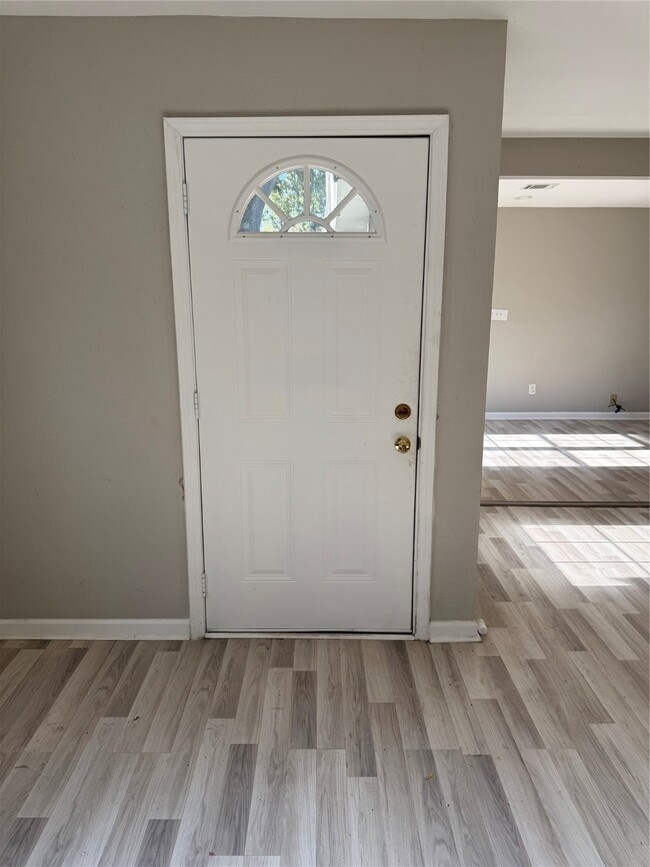 Building Photo - 12127 Panay Dr