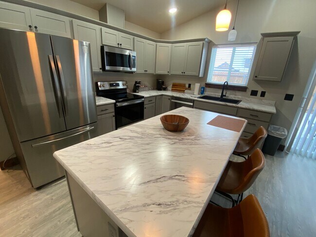 Building Photo - Beautiful 3 bed/2bath Hamilton home Furnished or Unfurnished Options