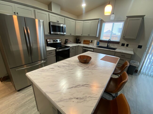 Building Photo - Beautifully Furnished 3 bed/2bath Hamilton...