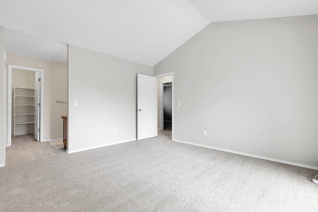 Building Photo - $2,600 - 3 Bed, 1.5 Bath Condo in Aurora w...