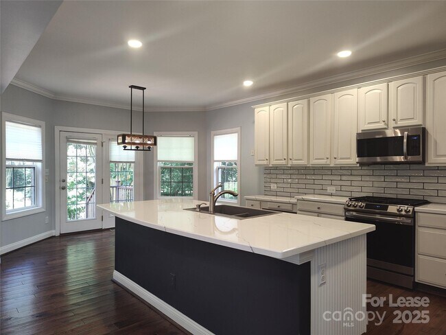 Building Photo - 9009 Hammersley Dr