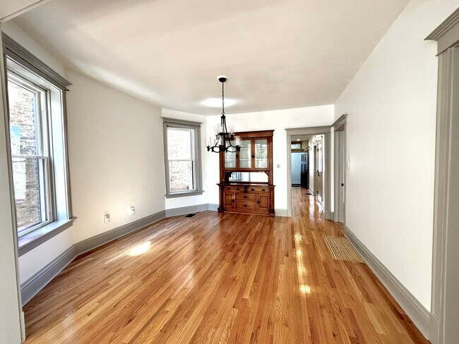 Building Photo - 2424 N Mozart St