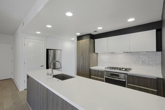 Building Photo - 1080 Sutter St