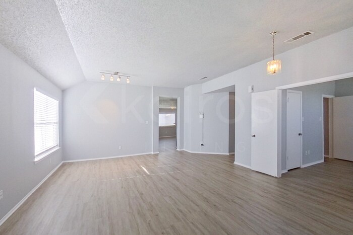 Building Photo - 4914 Glenoak Dr