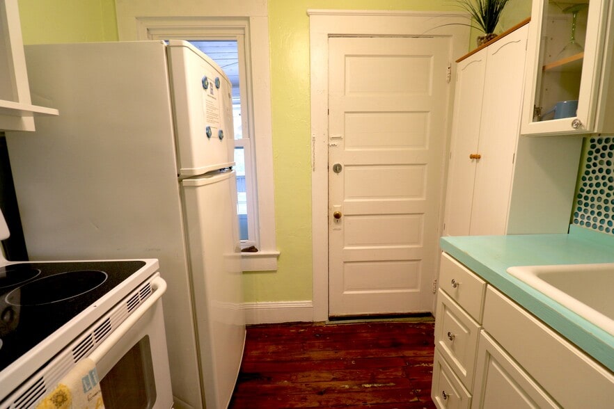 Building Photo - 2016 Hallwood Pl