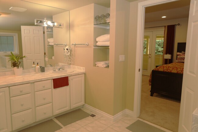 Building Photo - 3059 Bellevue Way NE