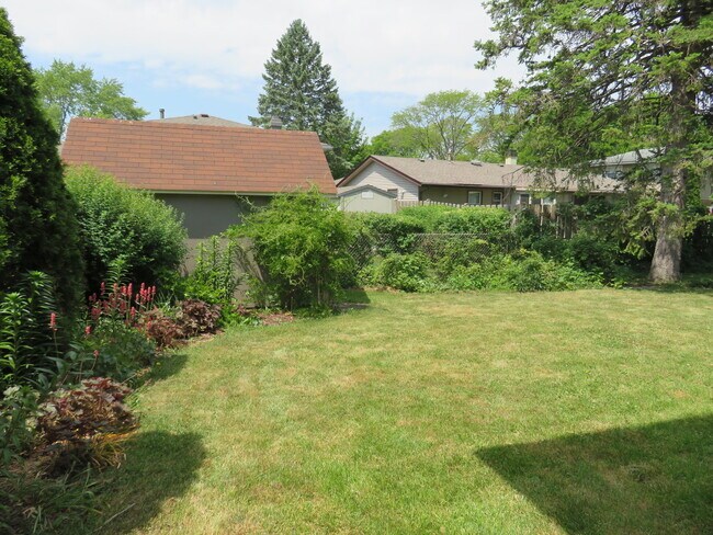 Building Photo - 932 Brantwood Ave