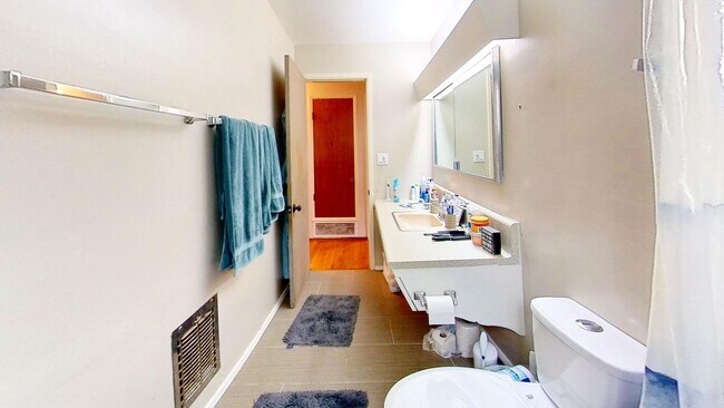 Building Photo - WALK TO SDSU! 5 bed 2 bath House w/ A/C