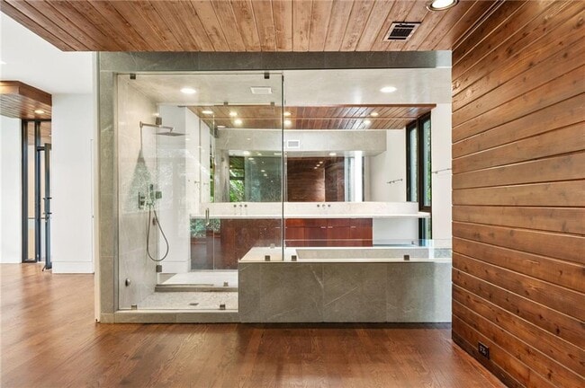 Building Photo - 2105 Fairhaven Cir NE
