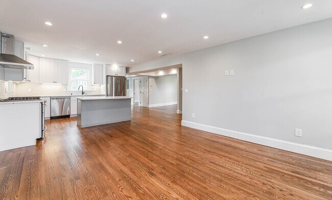 Building Photo - Modern 4bed 3 Bath with 3 parking