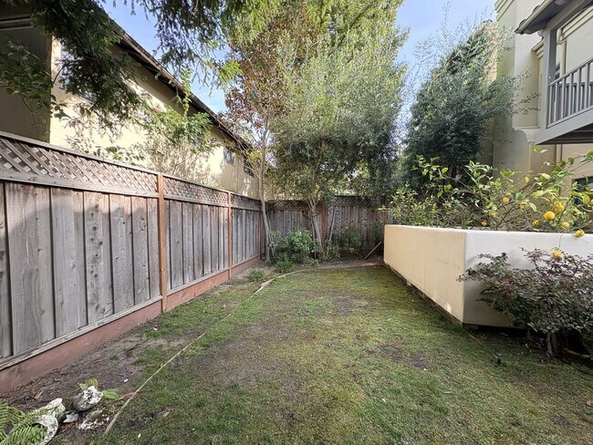 Building Photo - Spacious and Inviting 3-Bedroom, 2.5-Bath Townhome in the Heart of Menlo Park