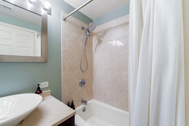 Building Photo - 1600 N Halsted St