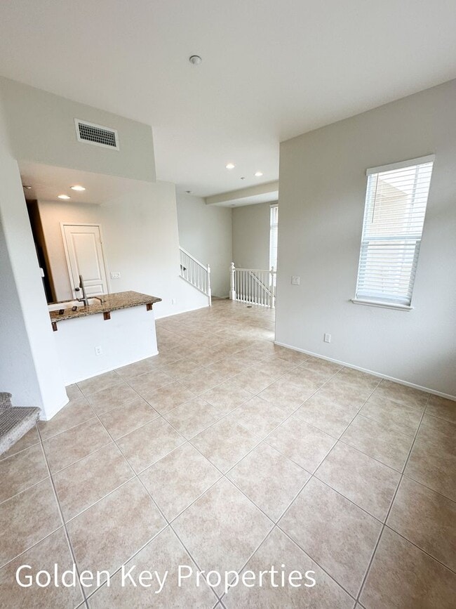 Building Photo - Beautiful, highly desirable end-unit in Co...