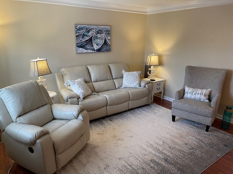 Building Photo - 348 River Rd