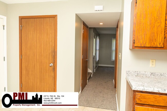 Building Photo - 3 Bedroom and 1.5 bathroom Duplex for rent