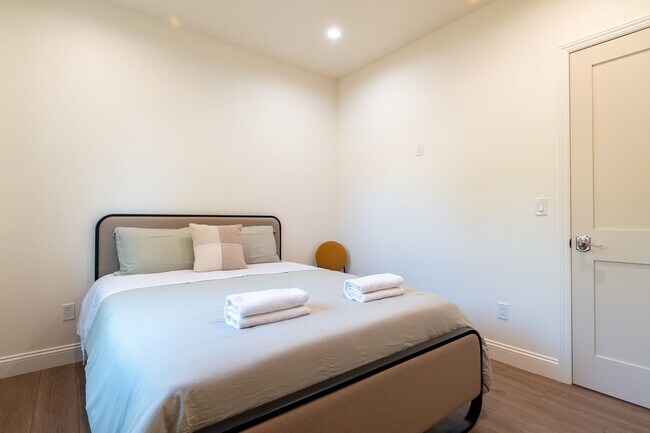 Building Photo - Contemporary New home in Monrovia