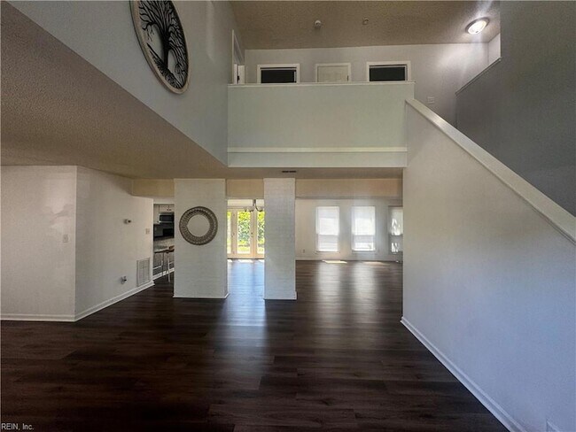 Building Photo - 4033 Foxwood Dr