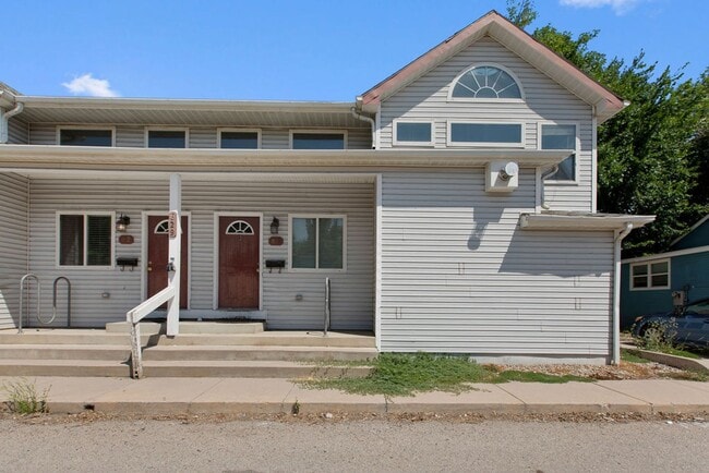Building Photo - 4 Bedroom Townhome near campus