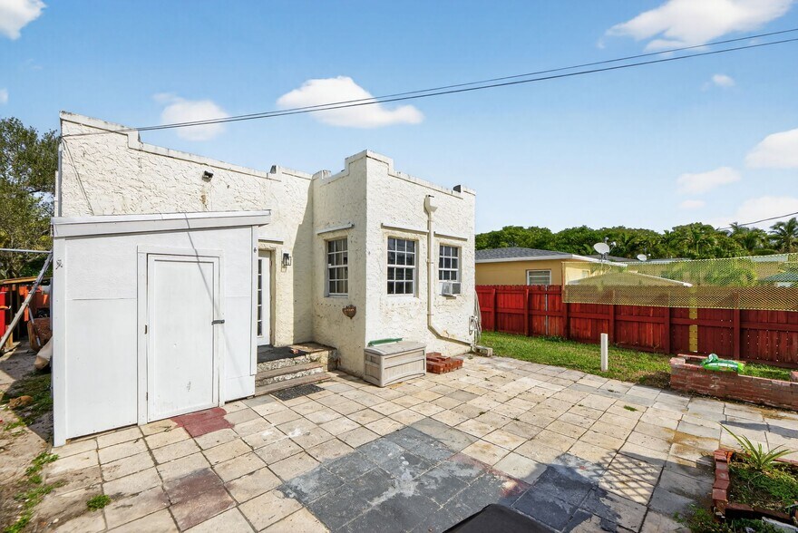 Building Photo - 1934 Washington St