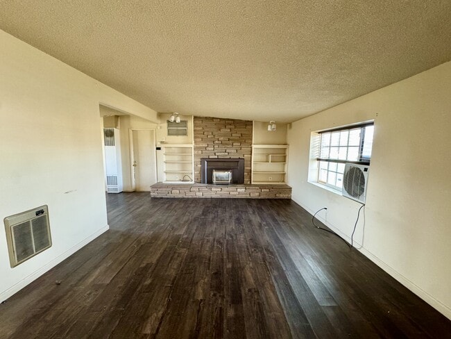 Building Photo - 8740 Catalpa Ave