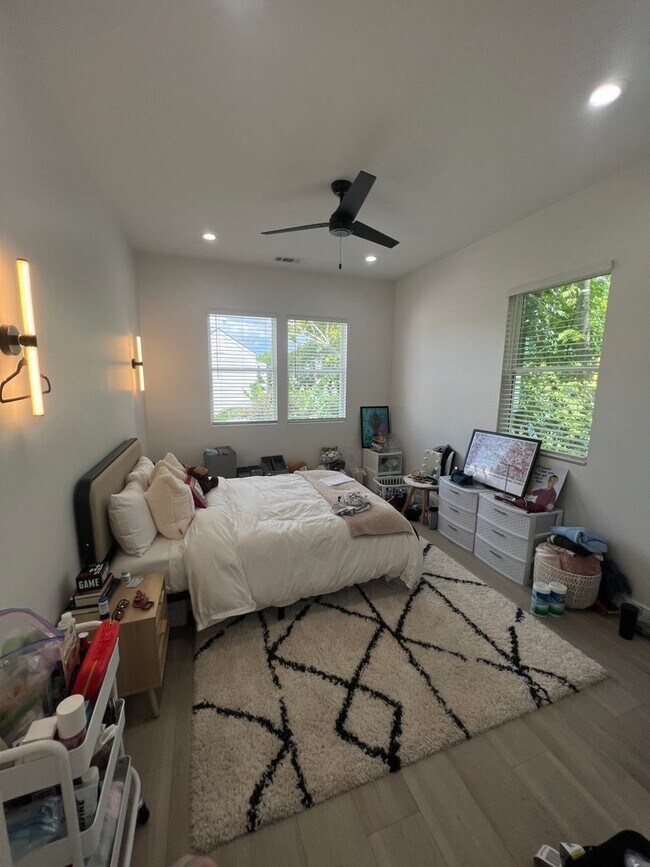 Building Photo - New Renovated 5bd/2ba Near Campus with Shared Pool! Available for 18 month lease