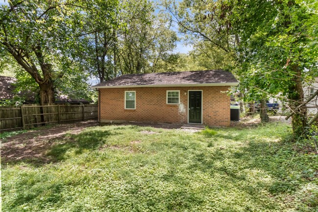 Building Photo - Charming Downtown Clarksville Home!