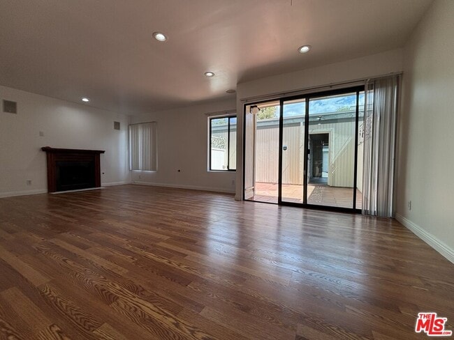 Building Photo - 10574 Sunland Blvd