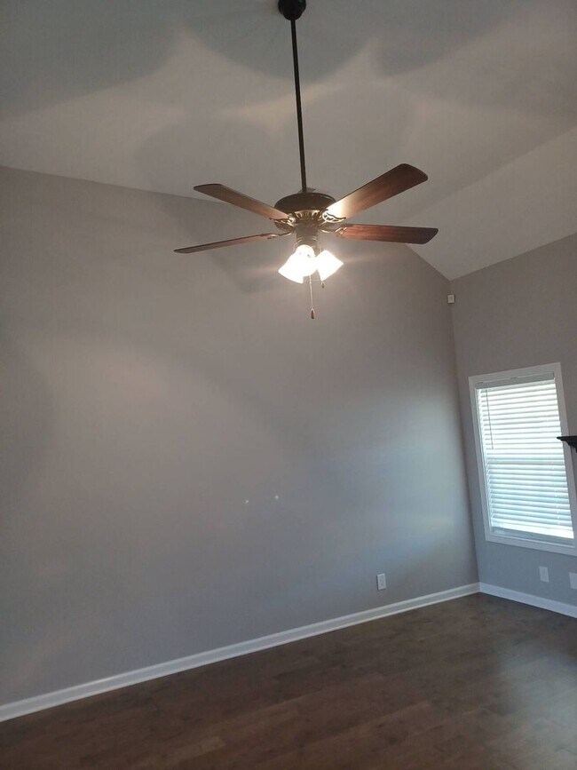 Building Photo - 3 Bedroom 2 Bathroom Home!