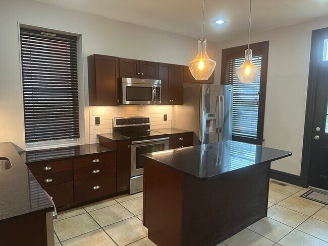 Building Photo - Wonderful 3bedroom 2 Bath Townhome In South City