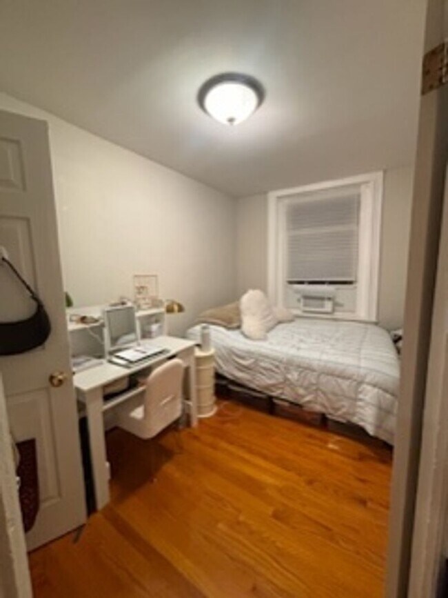 Building Photo - Don't Miss out on this giant 3 bed in the North End