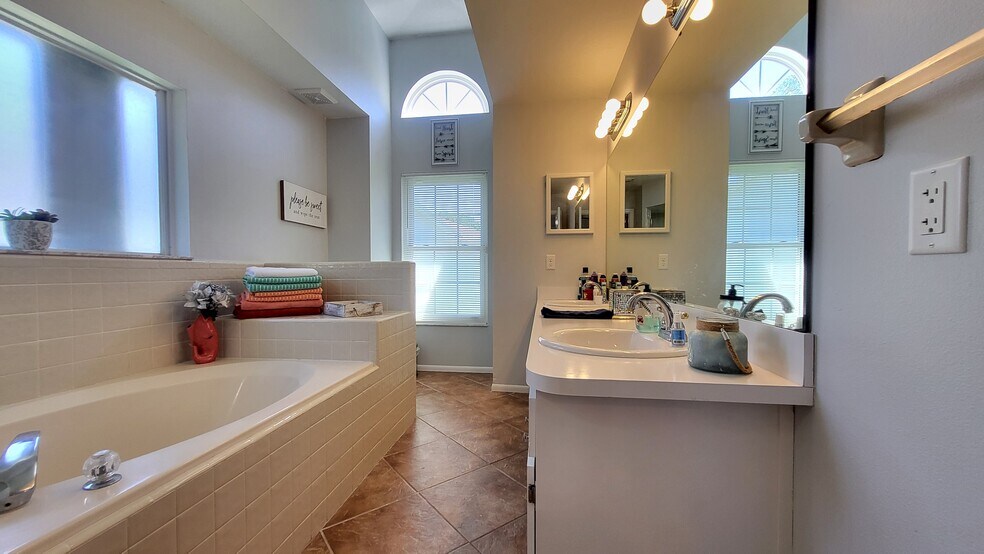 Master Bathroom double vanity - 1267 Little Oak Cir