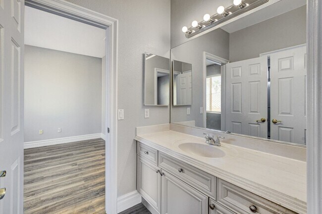 Building Photo - MASSIVE 5 BEDROOM, 2 STORY HOME IN DESIRABLE RHODES RANCH GOLF COURSE COMMUNITY!