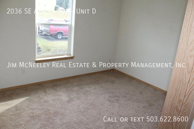 Building Photo - Sorry, no pets! Upper Level Unit with an O...