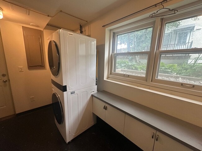 Building Photo - Luxury Living on Summit Ave! – Spacious 3B...