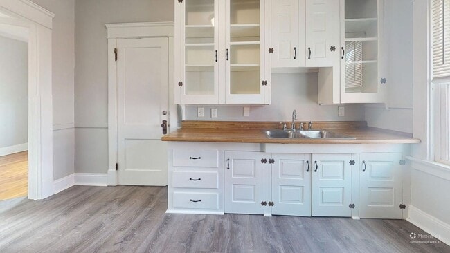 Building Photo - 2046 Wyandotte Ave